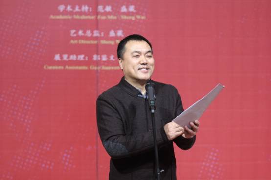 天津美术学院版画系主任郭鉴文主持开幕式.jpg