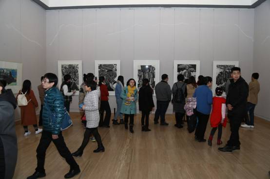 观众参观展览.jpg