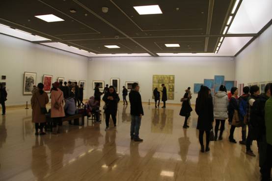 观众参观展览2.jpg